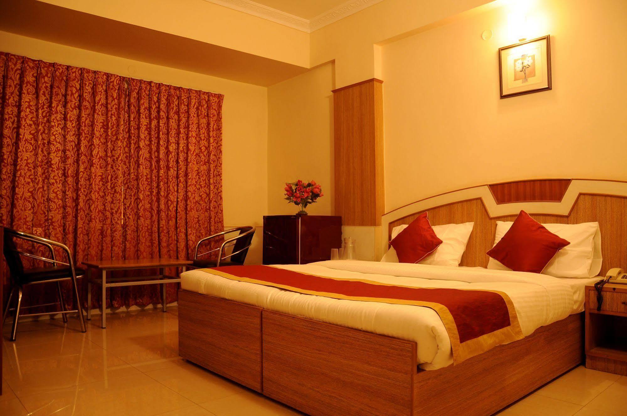 Oyo 9633 Hotel Srinidhi Residency Bangalore Exterior photo